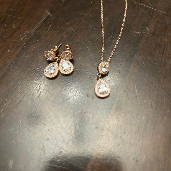 NWOT Rose Gold Matching Necklace and Earrings - Picture 4 of 6